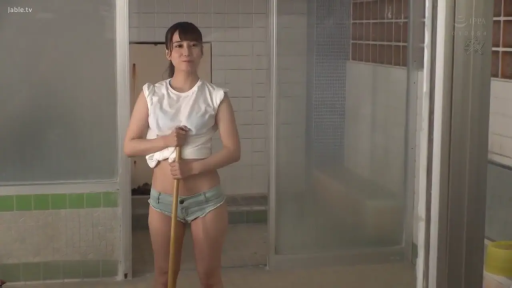 全身 · 浴室 · 站姿 · 微笑 · 持物 · 居家风格 · 白色T恤与牛仔短裤 · 拖把杆