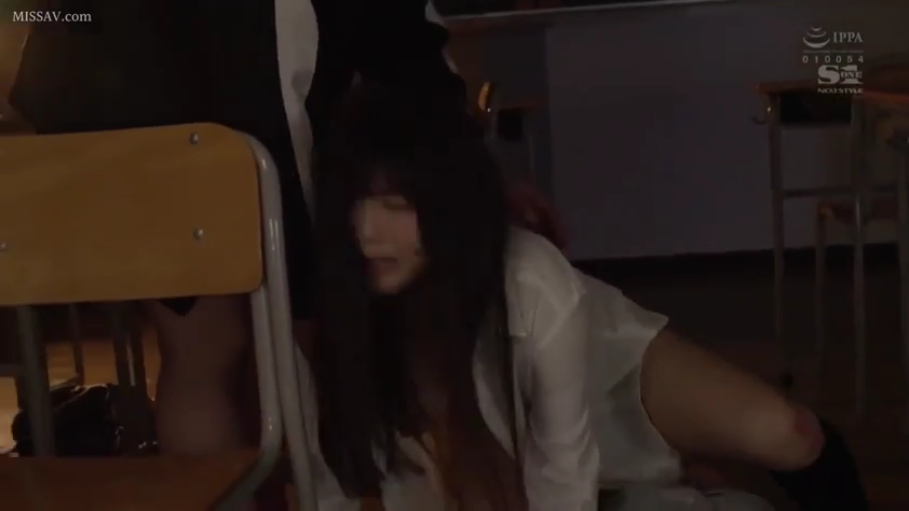 性交 · 脸部 · 陶醉 · 沙发 · 仰卧 · 项链 · 裸露上身