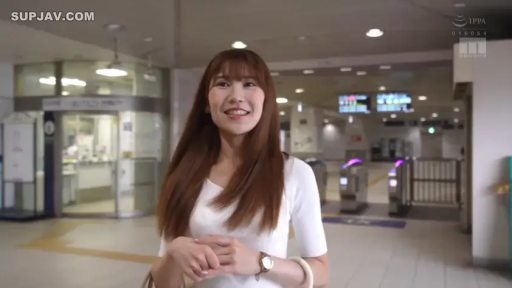 站立 · 上半身特写 · 手表 · 白色V领上衣 · 自然表情 · 火车站 · 微笑行为 · 街头采访风格