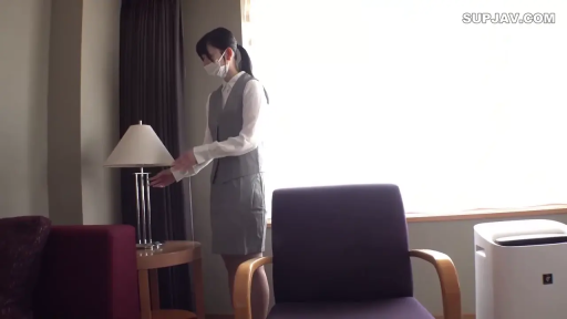 站立 · 西装背心 · 背中 · ホテルルーム · 空气净化器 · OL · 立姿