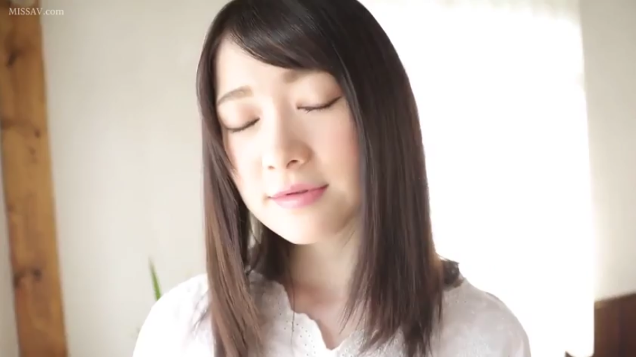 严肃 · 俯身 · 脸部 · 日常服饰 · 窥视 · 暗处 · 水印字幕