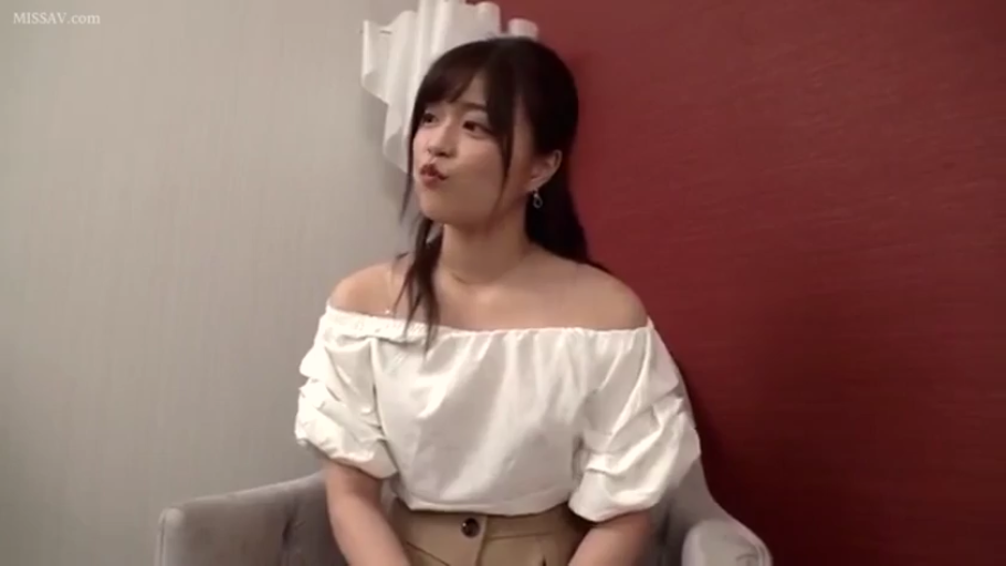 室内 · 坐姿 · 半身 · 互动 · 座椅 · 采访视角 · 嘟嘴 · 一字领上衣