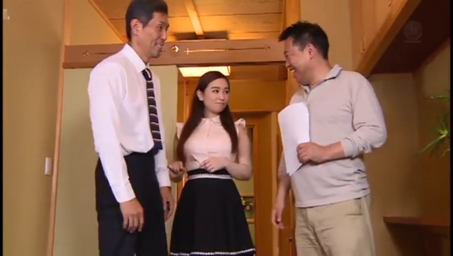 和室 · 交谈 · 站立 · 中景 · 领带 · 微笑 · 三人 · 文件