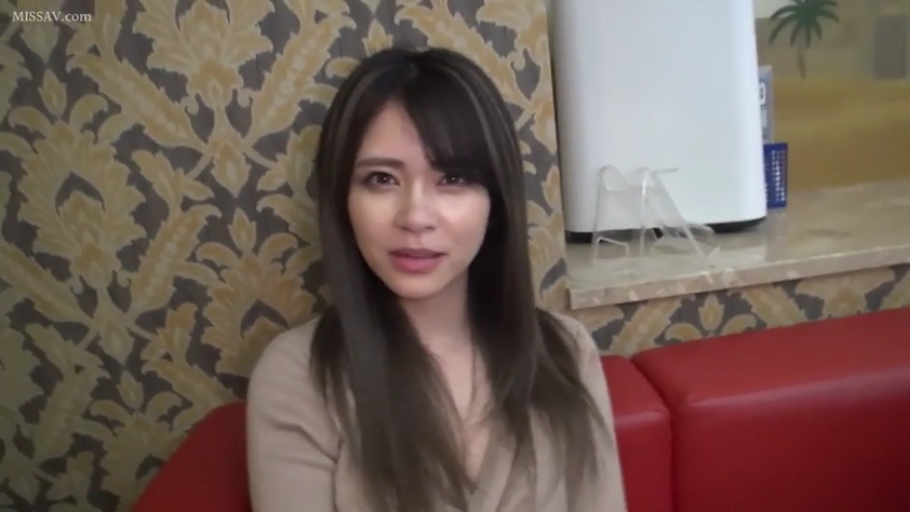 室内 · 坐姿 · 面对镜头 · 自然 · 面部特写 · 长发 · 红色沙发 · 米色针织衫