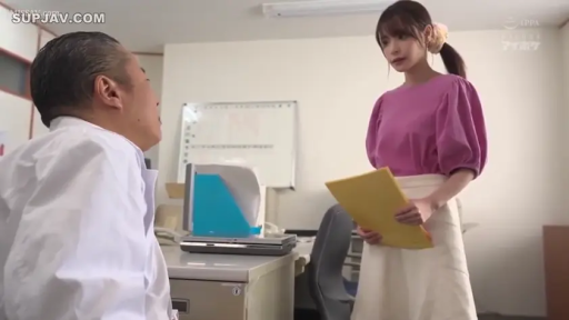 严肃 · 办公室 · 站立 · 全景 · 工作汇报 · 职场场景 · 黄色文件夹 · 粉色衬衫与白裙