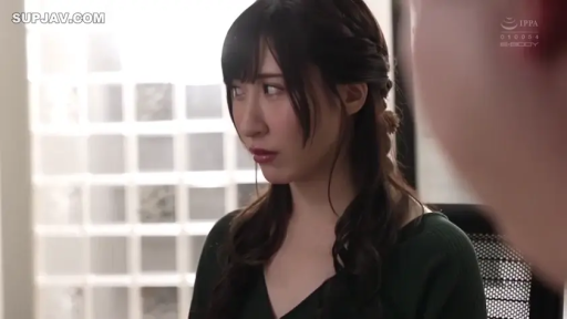 室内 · 座り姿勢 · 面部 · 憂鬱 · 侧视 · 模糊遮挡 · 深绿V领衫