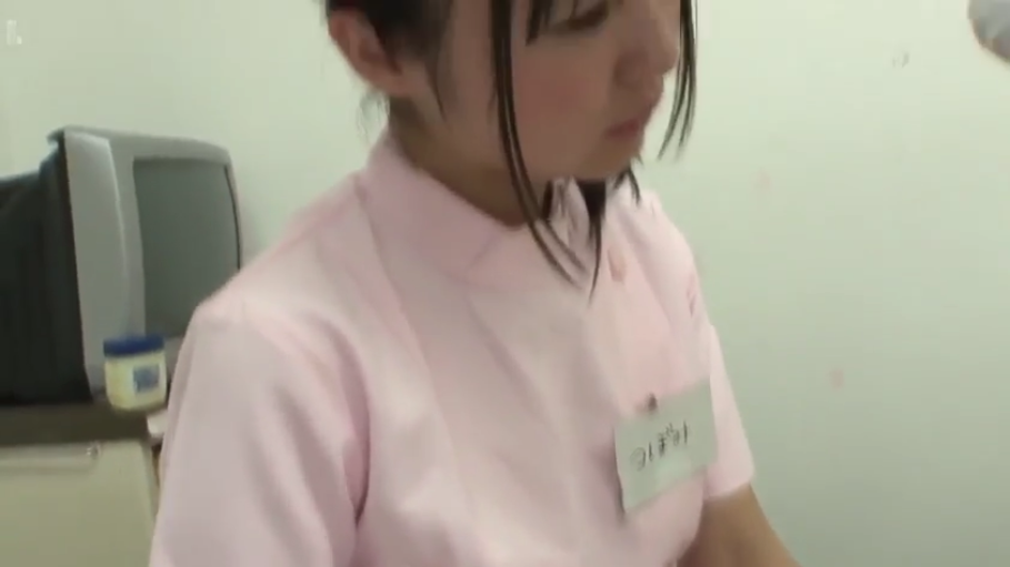 专注 · 半身特写 · 俯视 · 粉色护士服 · 制服诱惑 · 显示器 · 诊所 · 站立低头