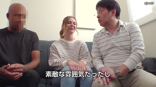 坐姿 · 中景 · 沙发 · 微笑 · 客厅 · 休闲装 · 访谈 · 日文字幕