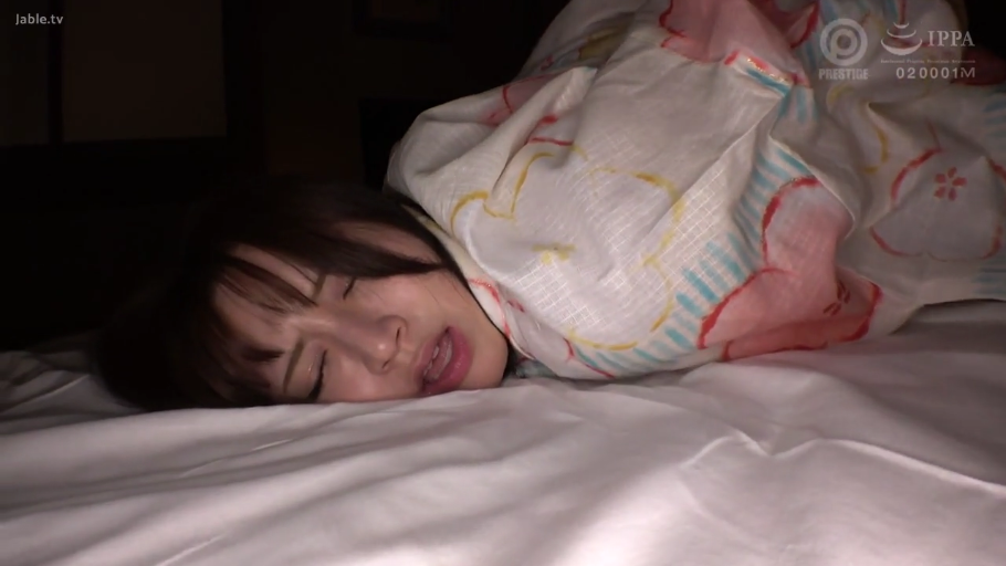 室内 · 脸部特写 · 迷离 · 趴卧 · 呻吟 · 床单 · 浴衣 · 日本AV