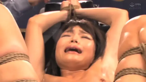 室内 · 全裸 · 面部特写 · BDSM · 痛苦 · 束缚 · 捆绑姿势 · 粗绳