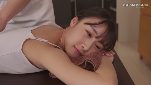 臥室 · 站立 · 中景 · 对视 · 家具 · 吊帶衫 · 老少配 · 疑惑