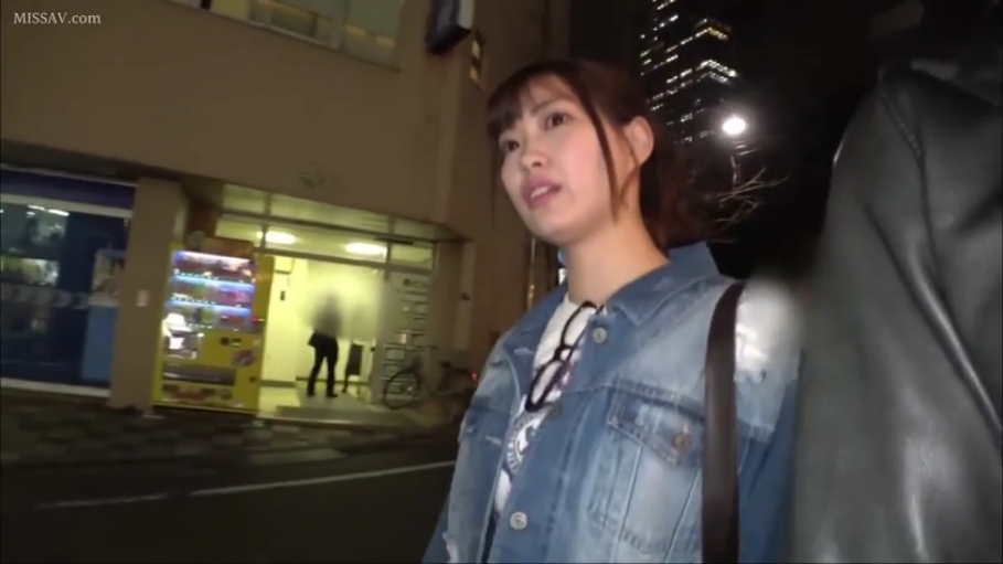 严肃 · 眼镜 · 车内 · 西装 · 侧脸特写 · 方向盘 · 驾驶 · 开车