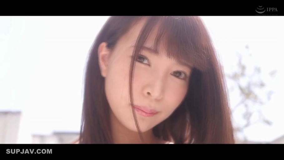 脸部特写 · 注视 · 室外 · 不详 · 温柔微笑 · 正对镜头 · 清新风格