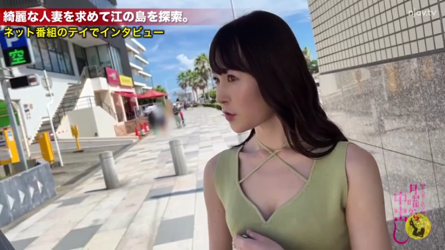 站立 · 自然 · 街道 · 上半身 · 户外 · 绿色背心 · 街头采访