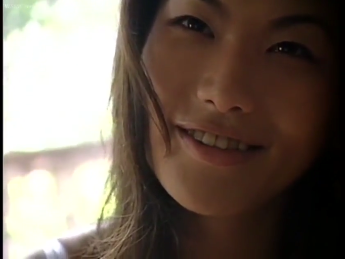 室内 · 顔部のクローズアップ · 微笑 · 凝視 · 长发 · 白色吊帯 · 歪头