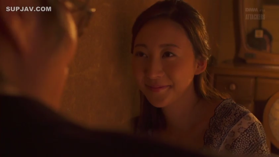 坐姿 · 微笑 · 面部特寫 · 对视 · 昏暗室内 · 梳妆台 · AV剧照 · 花纹上衣