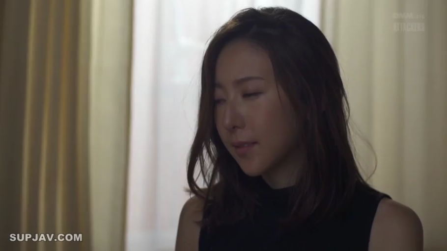 室内 · 迷离 · 面部特写 · 注视 · 熟女 · 侧坐 · 黑色无袖上衣