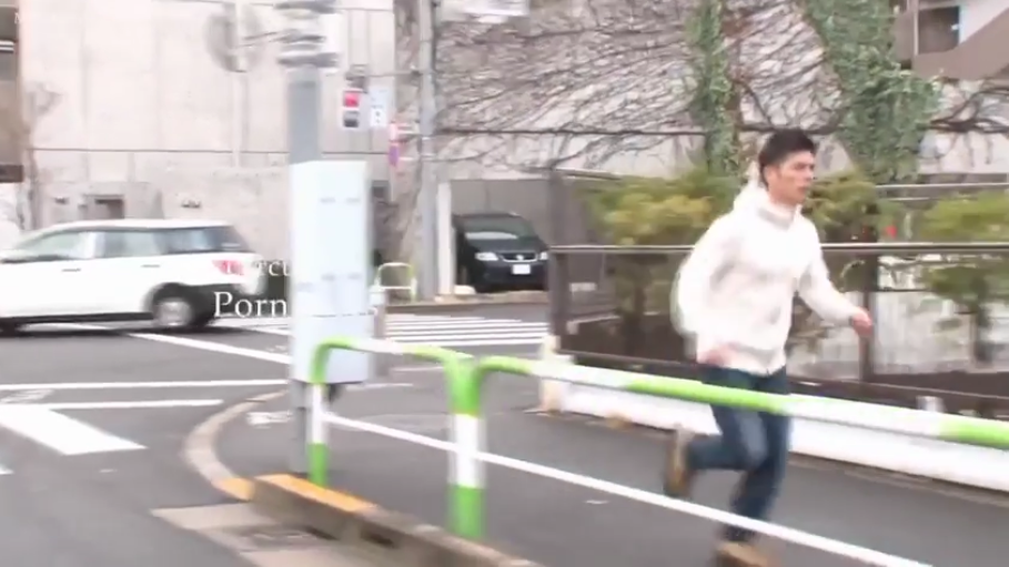 远景 · 室外街道 · 白色连帽衫 · 奔跑