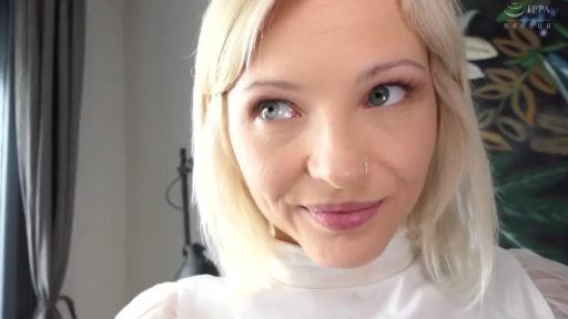 室内 · 微笑 · 顔のクローズアップ · 金髪 · 正面 · 斜视 · 白色高领上衣 · 鼻环