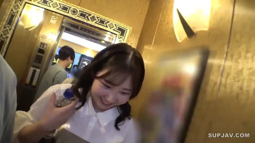 室内 · 羞涩 · 站姿 · 白色衬衫 · 上半身特写 · 电梯 · 水瓶 · 手持水瓶