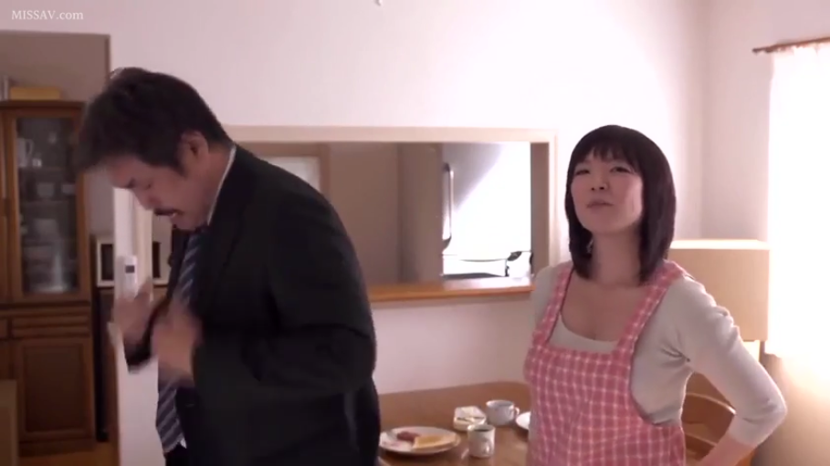 站立 · 中景 · 微笑 · 餐厅 · 围裙 · 餐具 · 人妻 · 整理服装