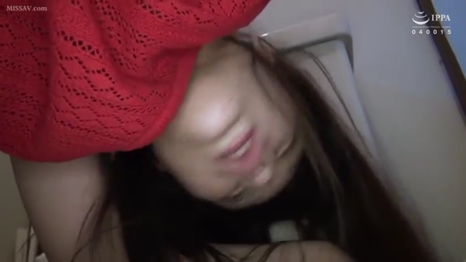 室內 · 臉部特寫 · 仰臥 · 高潮臉 · 红色毛衣 · 倒置視角 · 絕頂