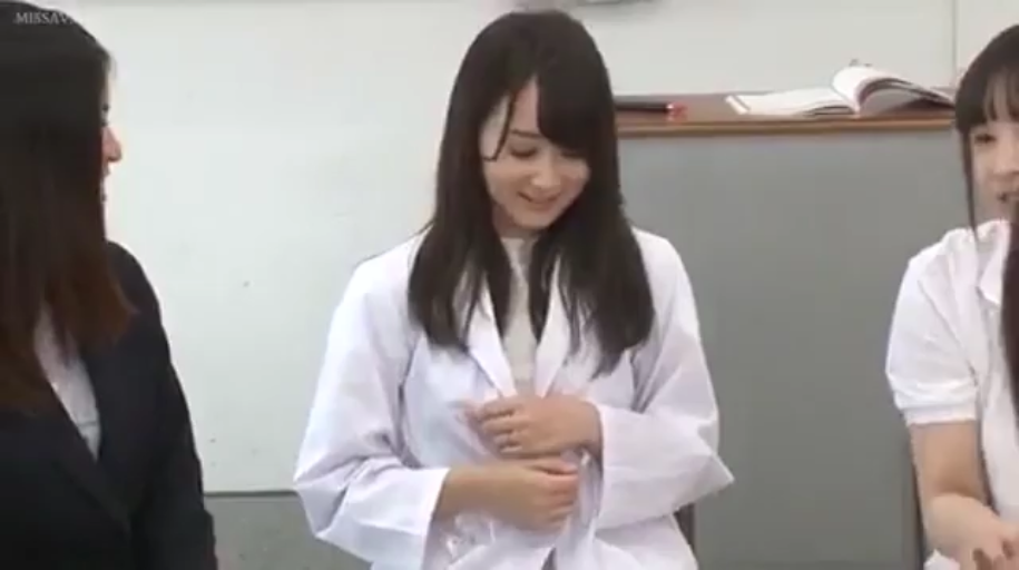 坐姿 · 白大褂 · 羞涩 · 办公桌 · 中景 · 办公室内 · 多人 · 整理衣服