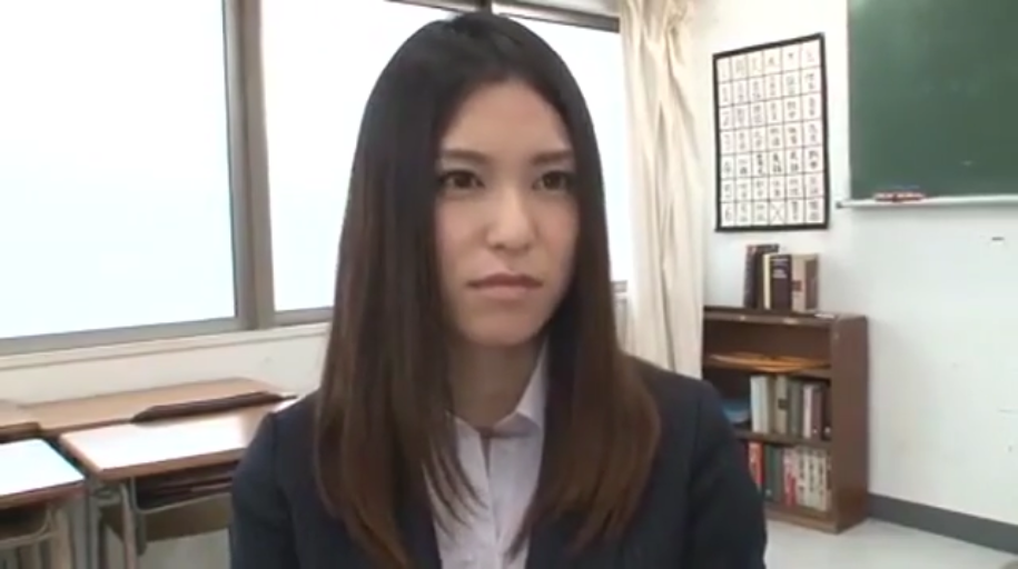 室内 · 面部特写 · 画中画 · 侧卧姿势 · 诱惑摆拍 · 粉色连体泳衣 · 迷离神态