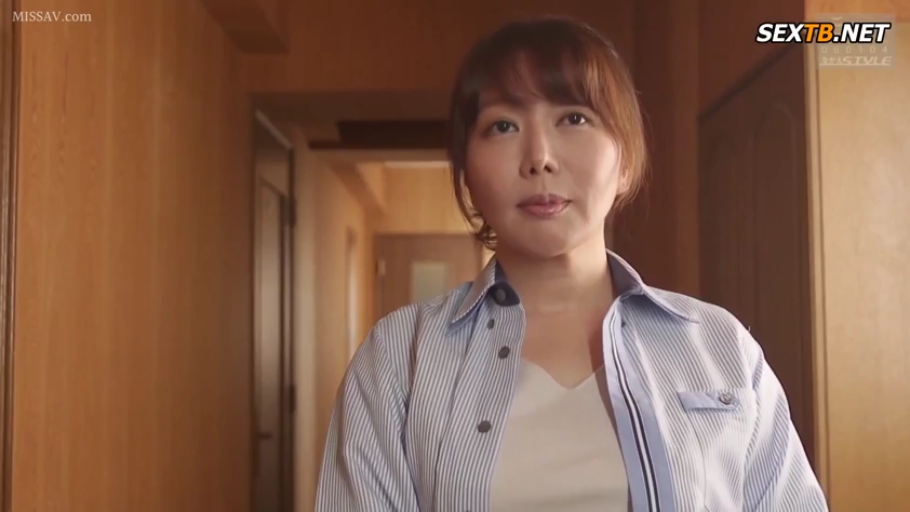 条纹衬衫 · Corridor · 上半身特写 · Mature woman · Standing Posture · 注视行为 · 平静表情