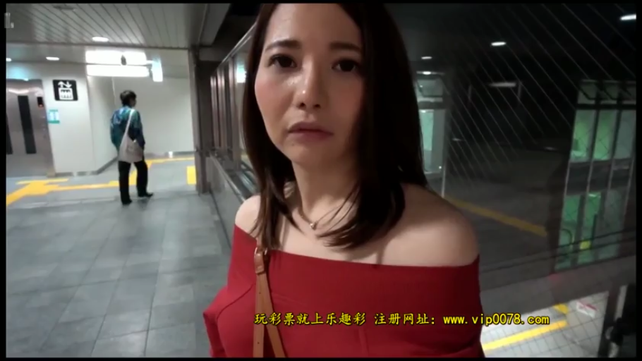 忧郁 · 站立 · 面部特写 · 注视 · 单肩包 · 夜晚 · 车站 · 红色一字肩上衣