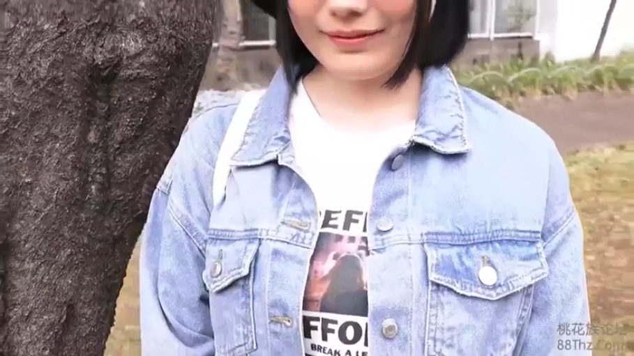 站立 · 微笑 · 上半身 · 户外 · 短发 · 牛仔外套