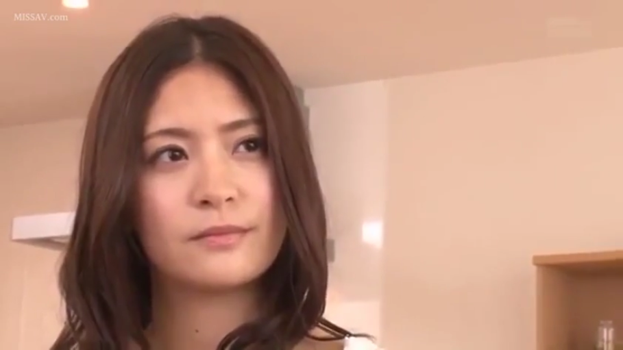 室内 · 脸部特写 · 平静 · 白色上衣 · 注视 · 长发 · 正脸