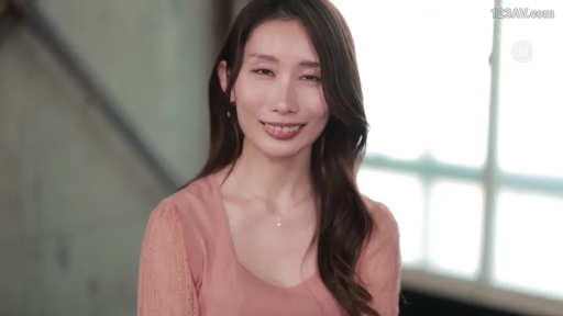 站姿 · 摆拍 · 微笑 · 项链 · 摄影棚 · 粉色上衣 · 高清 · 人像特写