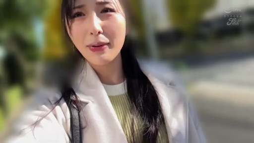 Melancholy · Standing Posture · 面部特写 · Gaze · Outdoor · Japanese style · One-shoulder bag · 白色大衣