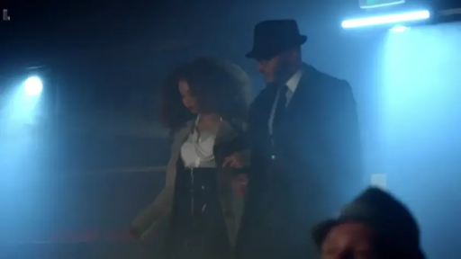 严肃 · 全景 · 行走 · 大衣 · 夜店 · 挽手 · 礼帽 · 蓝色氛围灯