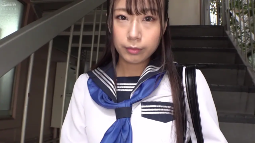 脸部特写 · 站立 · 凝视 · 黑长直 · 表情平静 · 黑色挎包 · 蓝白水手服 · 楼梯道