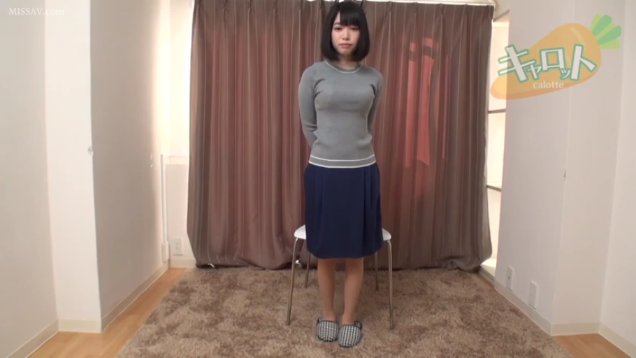 俯身 · 教室 · 微笑 · 半身 · 书本 · 教学 · 紫色开衫 · 老师