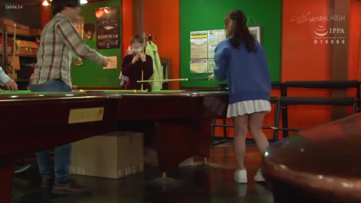 专注 · 站立 · 休闲装 · 远景 · 台球厅 · 娱乐 · 台球桌 · 影视片段