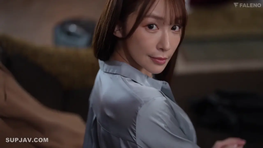 室内 · 回眸 · 微笑 · 注视 · 亚洲人 · 头部 · 灰色衬衫