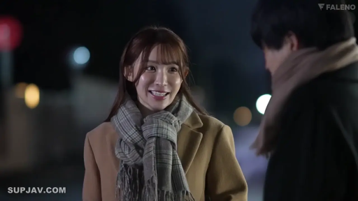 站立 · 半身 · 交流 · 户外 · 笑容 · 夜景 · 围巾