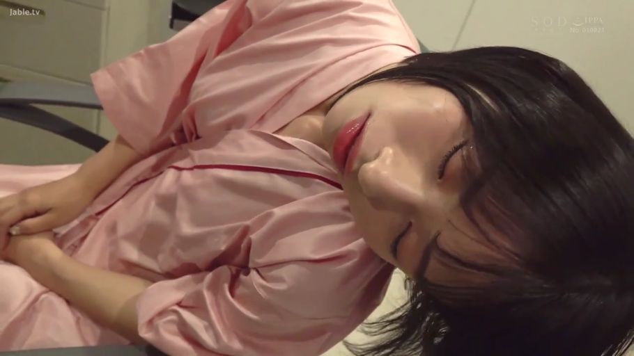 室内 · 坐姿 · 脸部特写 · 粉色丝绸睡衣