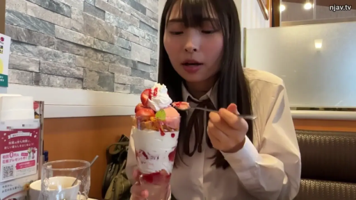 坐姿 · 中景 · 自然 · 襯衫 · 餐厅 · 长发 · 進食 · 甜点