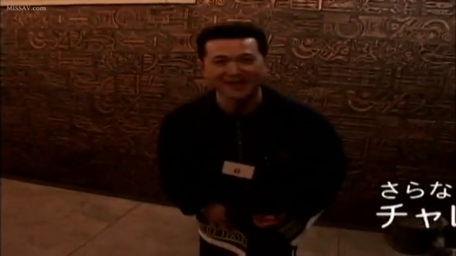 站立 · 中景 · 微笑 · 工牌 · 室内背景 · 黑色套装 · 面对镜头讲话 · 低光录像