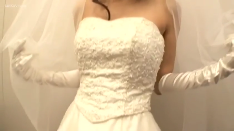 室内 · 站立 · 平静 · 注视 · 熟女 · 侧脸 · 无袖背心