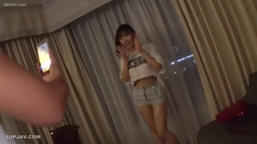 全身 · 站姿 · 摆拍 · 微笑 · 酒店房间 · 手机 · 休闲T恤 · 业余自拍