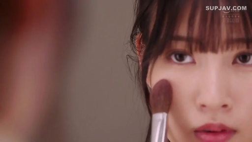 Indoor · 面部 · bland · Side face · 不详 · High-definition close-up · 化妆 · 化妆刷