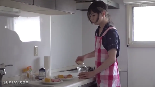 专注 · Stand · Medium shot · 居家 · Kitchen · 餐具 · Apron · 准备食物