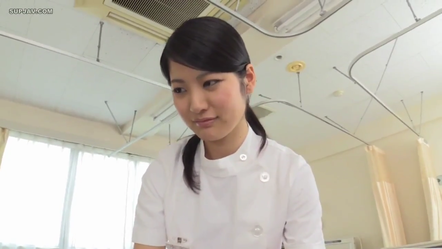 坐姿 · 卧室 · 中景 · 微笑 · 床 · 交流 · 休闲服 · 辣妹