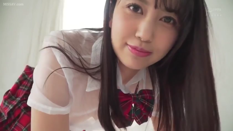 校服 · 站立 · 中景 · 乘车 · 冷淡 · 电车内 · 拉环 · 电车题材