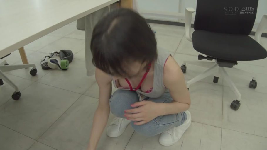 Breast close-up · 办公室 · Squat position · Office desk · Smile · Gray vest · 短发 · 钻桌底